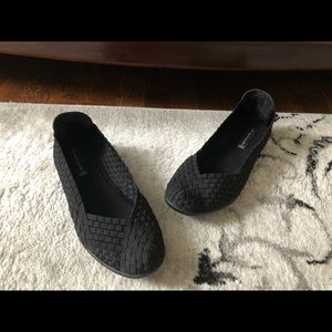 Woman’s Steven- Steve Madden black yoga flats SZ 8